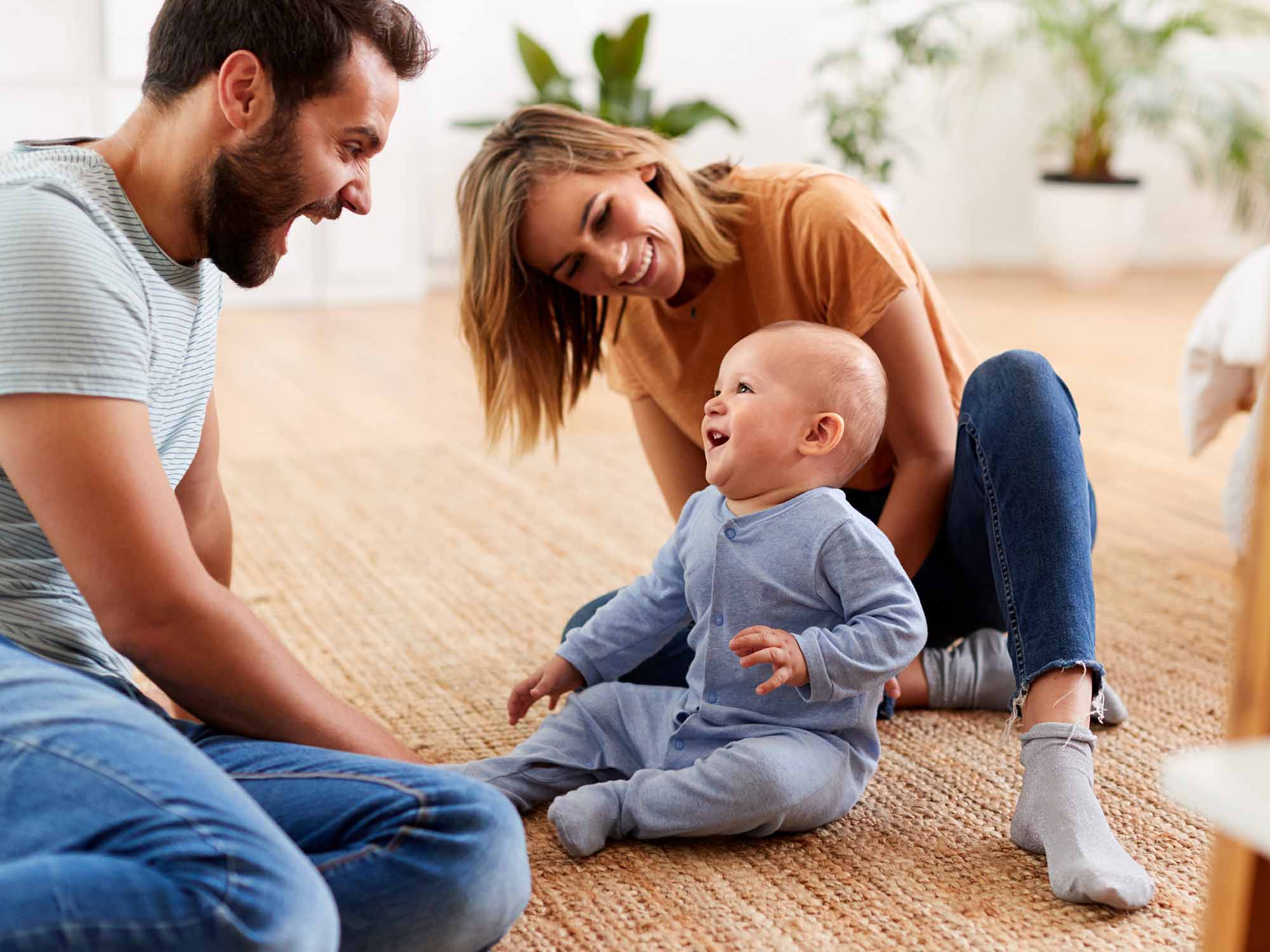 Padres con su bebé sonriendo