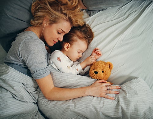 Mamá durmiendo con el bebé