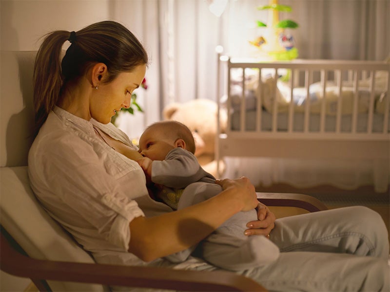 Mamá dandole de comer al bebé