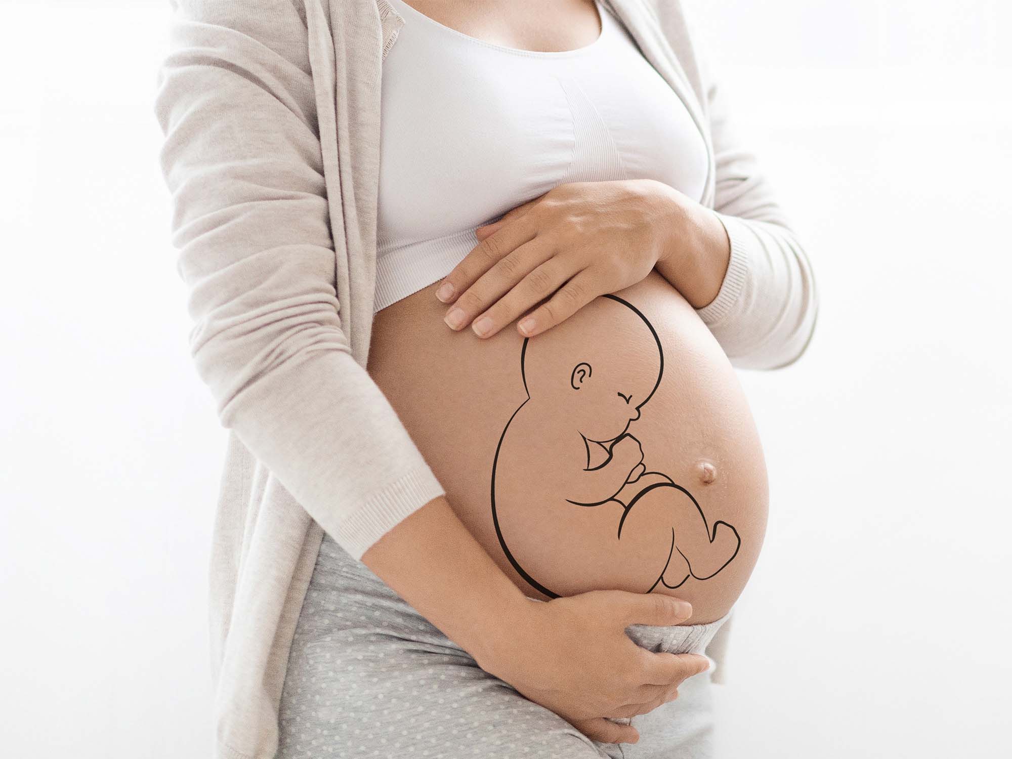 Madre acostada con su bebé