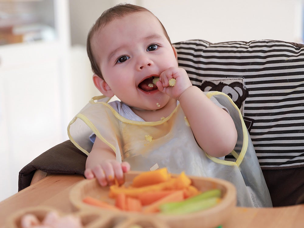 Bebe masticando vegetales