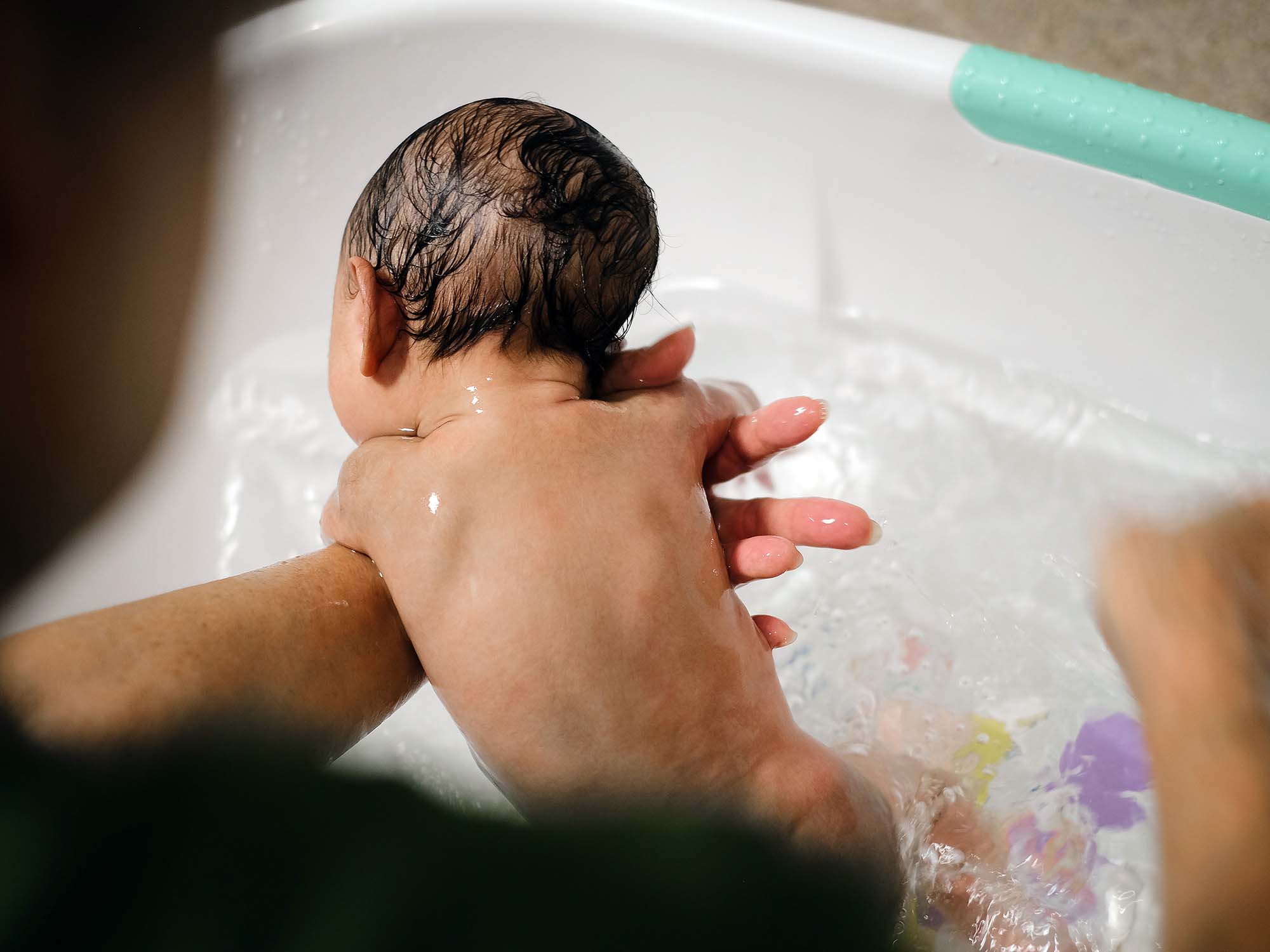 Bebé recién nacido en la bañera
