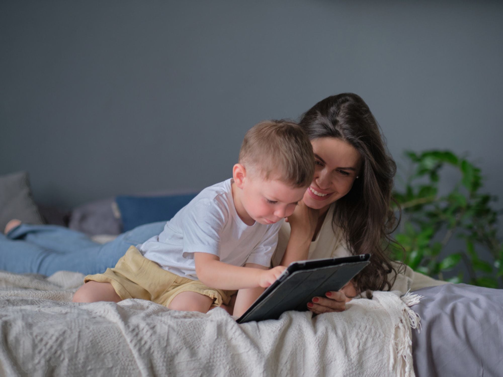 Niño mirando una tablet
