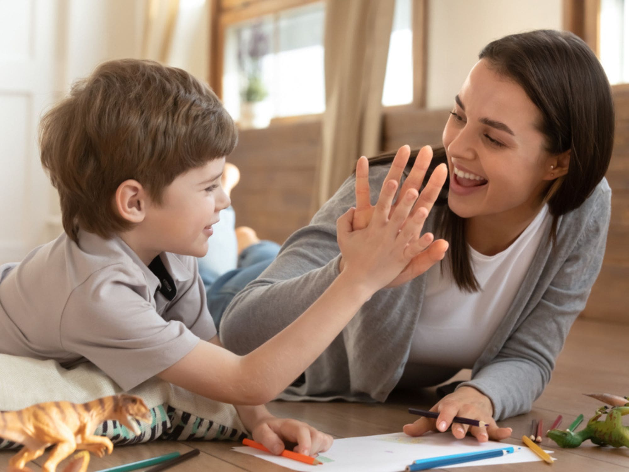 Mamá felicitando a su hijo